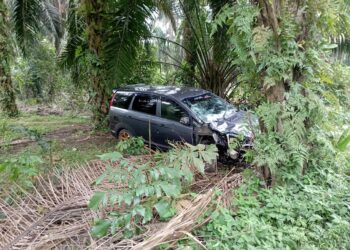 Keadaan MPV Exora yang bertembung dalam kemalangan maut di KM 2, Jalan Muar - Labis, Segamat.