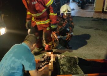 ANGGOTA bomba serta orang awam menyelamatkan seorang wanita sesak nafas dalam kebakaran rumah di Taman Samudera, Selangor malam tadi.