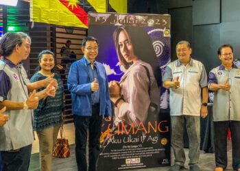 ABDUL Karim (dua dari kiri) ketika ditemui media pada Majlis Tayangan Premier Filem Iban di Kuching, malam tadi.