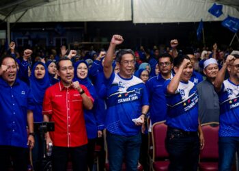 JALALUDDIN Alias (tengah) dan Muhammad Nazri (dua dari kiri) pada majlis Jelajah DUN PRN Negeri Sembilan DUN Lenggeng di Taman Ampangan, Seremban semalam.