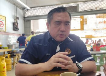 ANTHONY Loke Siew Fook ketika ditemui pemberita di Titi, Jelebu hari ini.