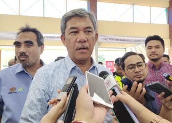 MOHAMAD Hasan ketika ditemui pemberita sempena Majlis Perasmian Karnival Kerjaya Belia Parlimen Rembau hari ini.UTUSAN/NOR AINNA HAMZAH.