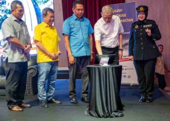 FADILLAH Yusof (dua dari kanan) merasmikan Program Jelajah Advokasi Keselamatan Pan Borneo Sarawak di Dewan Baitulmal, Kompleks Islam Sarawak, Kuching hari ini.