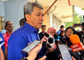 MOHAMAD Hasan ketika ditemui pemberita selepas Majlis Penyerahan Bahagian Angkat Pilihan Raya Negeri (PRN) Negeri Sembilan, Kompleks Rakan Muda, Kuala Pilah hari ini.-UTUSAN/ZAKKINA WATI AHMAD TARMIZI.
