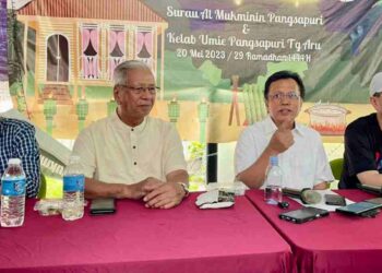 MOHD. Shafie Apdal (dua kanan) semasa sidang akhbar di Kota Kinabalu hari ini