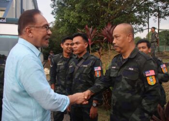 ANWAR Ibrahim bersalaman dengan seorang anggota PGA ketika menghadiri Program Malaysia Madani Bersama Warga Jabatan Keselamatan Dalam Negeri dan Ketenteraman Awam PDRM di Dewan Serbaguna Batalion 2, PGA Kulim.