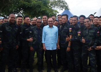 ANWAR Ibrahim bergambar bersama warga PGA ketika menghadiri Program Malaysia Madani Bersama Warga Jabatan Keselamatan Dalam Negeri dan Ketenteraman Awam PDRM di Dewan Serbaguna Batalion 2, PGA Kulim.