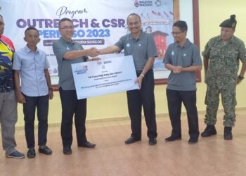 ADLY Zahari menyerahkan tajaan Skim Keselamatan Sosial Suri Rumah kepada Pengarah Perkeso Melaka, Abd. Razak Omar selepas Majlis Penutup Program Outreach & CSR Perkeso 2023 di Dewan Serbaguna Felda Tun Ghafar, Hutan Percha, Alor Gajah, Melaka. - UTUSAN/AMRAN MULUP