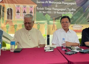 MOHD. Shafie Apdal (dua kanan) bersama Ahli Dewan Undangan Negeri (ADUN) Tanjung Aru, Datuk Junz Wong (kanan) semasa perjumpaan bersama penghuni Rumah Pangsa Tanjung Aru di Kota Kinabalu semalam.