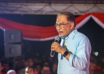 ANWAR Ibrahim ketika berucap pada Jelajah Madani dan Pelancaran Jentera Perpaduan Kedah di Padang Awam Pekan Guar Chempedak, Jerai.