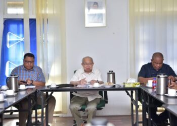 TENGKU Razaleigh Hamzah (tengah) ketika mempengerusikan Mesyuarat Jawatankuasa UMNO Bahagian Gua Musang di Bilik Mesyuarat Bukit Cekati di Gua Musang, Kelantan. - UTUSAN/AIMUNI TUAN LAH