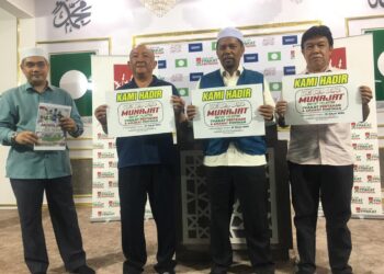 WAN Roslan Wan Hamat (dua dari kanan) menunjukkan risalah Program Munajat Rakyat Kelantan Ppakat Pertahan dan Amanat Pimpinan pada Sidang Akhbar Khas PRN di Pejabat Perhubungan Pas Negeri Kelantan, di Kota Bharu, Kelantan hari ini. UTUSAN/ROSMIZAN RESDI