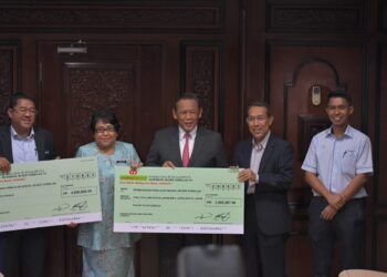 AMINUDDIN Harun (tengah) menerima mock cheque daripada Muhammad Nazri pada majlis yang diadakan baru-baru ini.