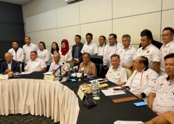 ABANG Johari Tun Openg (duduk tengah) bercakap dalam sidang akhbar pada mesyuarat Ahli Majlis Tertinggi GPS di Pusat Konvensyen Borneo Kuching (BCCK).