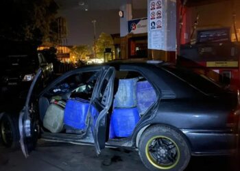KERETA yang digunakan untuk menyeludup bahan api petrol dirampas dalam serbuan di sebuah stesen minyak di Tumpat, Kelantan pagi tadi-IHSAN KPDN KELANTAN.
