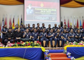 ZAINAL Madasin (duduk enam dari kiri) meraikan pegawai dan anggota bomba yang menerima penghargaan di atas khidmat cemerlang dalam JBPM Negeri Kelantan pada Majlis Perhimpunan Bulanan di Tunjong Kota Bharu, Kelantan hari ini.UTUSAN/ROSALWANI CHE SOH