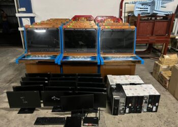 POLIS merampas komputer utama, mesin simulator, set komputer serta perkakasan internet di 16 lokasi serbuan sekitar Melaka Tengah, Melaka.