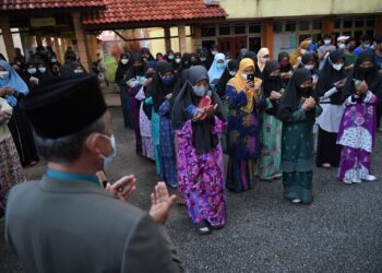 SEBAHAGIAN pelajar berdoa sebelum menduduki SPM di Sekolah Menengah Agama Atas Sultan Zainal Abidin, Kuala Terengganu, baru-baru ini. - UTUSAN/PUQTRA HAIRRY ROSLI