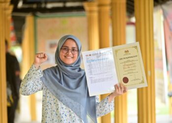 AQILAH Talib gembira apabila mendapat keputusan semua A dengan PNGK 4.00 di SMK Sultan Sulaiman, Kuala Terengganu. - UTUSAN PUQTRA HAIRRY ROSLI