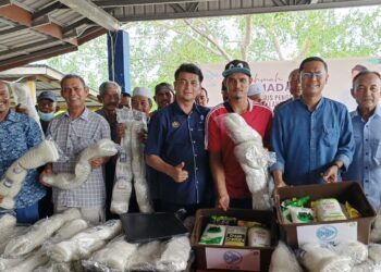 MUHAMMAD Faiz Fadzil (tengah) bersama nelayan pada Program Ramah Mesra Madani, Libat Urus Pengerusi LKIM di Jeti Pendaratan Ikan Seberang Kota di Kuala Kedah, Alor Setar. -UTUSAN/MOHD RAFIE AZIMI