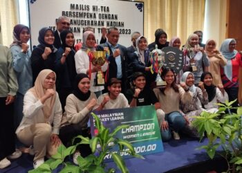 AMINUDDIN Harun (berdiri tengah) bergambar bersama para pemain hoki wanita pada Majlis Anugerah Hadiah Kemenangan Kepada Pasukan Hoki Wanita Negeri Sembilan Bagi Kejohanan Liga Hoki TNB Kebangsaan 2023 di Seremban hari ini.-UTUSAN/NAZARUDIN SHAHARUDIN.