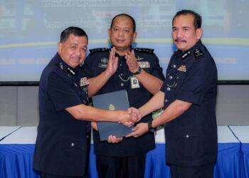 ZAINOL Samah menyaksikan penyerahan tugas Mohamed Mahat (kiri) kepada Md. Nazri Zawawi (kanan) pada Majlis Serah Tugas Jawatan Timbalan Ketua Polis Melaka di Auditorium IPK Melaka, Bukit Beruang, Melaka. - UTUSAN/SYAFEEQ AHMAD