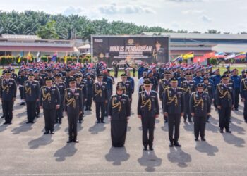 SALAHUDDIN Ayub (depan, lima dari kanan) bergambar bersama para pegawai  KPDN dan peserta kursus pada Majlis Perbarisan Kawalan Kehormatan Hari Penguatkuasa KPDN Ke-51 dan Tamat Latihan Kursus Asas Sains Penguatkuasaan Tahun 2023 di Alor Gajah, Melaka. - UTUSAN/MUHAMMAD SHAHIZAM TAZALI