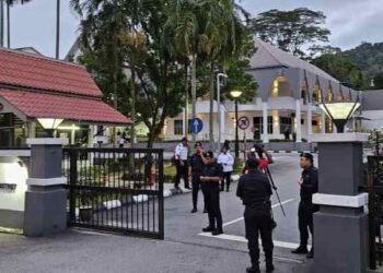 SUASANA di pekarangan Kompleks Mahkamah Sesyen / Majistret Selayang yang dikawal rapi oleh pihak polis ekoran Menteri Besar Kedah, Datuk Seri Muhammad Sanusi Md. Nor akan didakwa di Mahkamah Sesyen di sini kira-kira pukul 9 pagi nanti.