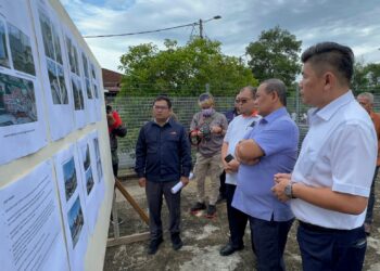 AMINUDDIN Harun (dua dari kanan) mengadakan lawatan ke Tangki Air Taman Indah Baru sempena Majlis Penggantian Enam Buah Tangki Simpanan Kawasan Lukut di Port Dickson hari ini-UTUSAN/ZAKKINA WATI AHMAD TARMIZI.