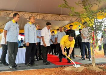 TUANKU Syed Faizuddin Putra Jamalullail (empat dari kiri) berkenan membuat simbolik menanam pokok sewaktu Majlis Pecah Tanah Projek Pembangunan Fasiliti Pengeluaran Kilang Elektronik di Kawasan Perindustrian Lembah Chuping, Padang Besar, Perlis hari ini.-UTUSAN/ASYRAF MUHAMMAD