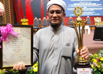 WAN Junaidi Wan Jaafar bersama hadiah yang dimenangi selepas menerima Anugerah Tokoh Dakwah Maal Hijrah sempena Sambutan Maal Hijrah Peringkat Negeri Terengganu 2023 di Kuala Terengganu. - UTUSAN/PUQTRA HAIRRY ROSLI