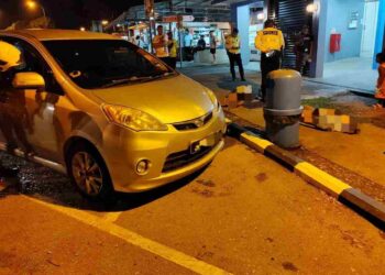 ANGGOTA bomba dan polis trafik memeriksa kenderaan serta mangsa yang disyaki maut ketika berehat di R&R Yong Peng arah selatan Lebuh Raya Utara Selatan, Batu Pahat malam tadi.