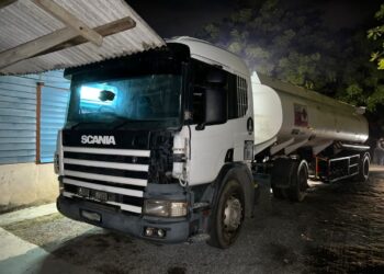 LORI tangki antara yang disita KPDN Negeri Sembilan dalam Op Tiris di Kampung Jimah, Port Dickson kelmarin.