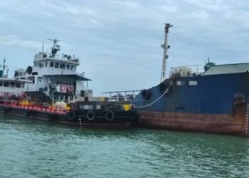 SEBUAH kapal tangki dan sebuah kapal kargo ditahan pihak Maritim Malaysia selepas disyaki melakukan aktiviti pemindahan minyak tanpa kebenaran di perairan Pulau Perjudi, Port Dickson petang semalam.-GAMBAR/IHSAN MARITIM MALAYSIA.