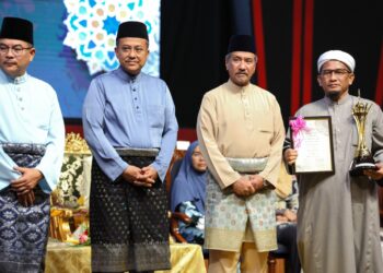 SULTAN Mizan Zainal Abidin (dua kanan) berkenan bergambar bersama penerima anugerah Tokoh Dakwah Maal Hijrah, Wan Junaidi Wan Jaafar (kanan) pada Sambutan Maal Hijrah Peringkat Negeri Terengganu 2023 di Kuala Terengganu. - UTUSAN/PUQTRA HAIRRY ROSLI