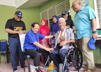 AHMAD Maslan ketika menyampaikan sumbangan sempena Program Khidmat Bakti Masyarakat JKDM di Surau Taawuniah, Rumah Rakyat Telok Kemang, Port Dickson hari ini.-UTUSAN/NOR AINNA HAMZAH.