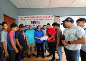 AHMAD Maslan ketika menerima borang keahlian UMNO daripada 30 pemuda sempena perasmian Bilik Gerakan BN/ UMNO Cawangan Seri Kemang, Port Dickson hari ini.-UTUSAN/NOR AINNA HAMZAH.