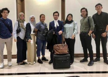 (Dua dari kiri) Calvina Angayung, Nur Natasha Allisya Hamali, Rusiah Sabdarin dan peguam Sherzali Herza Asli di Makamah Tinggi Kota Kinabalu hari ini