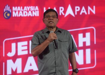 SAIFUDDIN Nasution Ismail ketika menyampaikan ceramah pada Jelajah Madani DUN Suka Menanti di Taman Wira Mergong, Alor Setar.