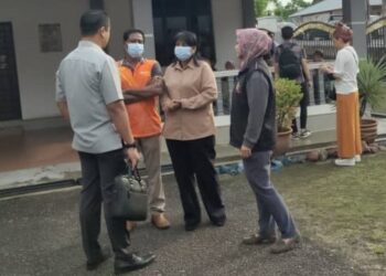 S. RAJASWARI (tiga dari kiri) hadir ke Mahkamah Majistret Tampin bagi berdepan pertuduhan memberi pinjaman wang tanpa lesen dengan mengenakan bunga sekitar 10 hingga 15 peratus awal tahun ini.-UTUSAN/ NOR AINNA HAMZAH.