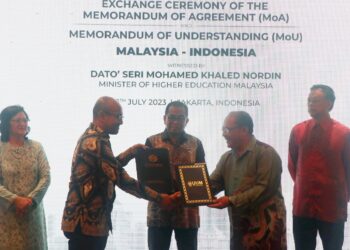 MOHAMED Khaled Nordin (tengah) menyaksikan pertukaran dokumen antara Mohd. Foad Sakdan (dua kanan) Akh. Muzakki di Jakarta, Indonesia.