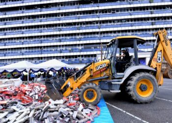 ABD. Khalid Othman turut sama melupuskan pelbagai barang rampasan bagi jenayah kontraban dan bitcoin di IPK Negeri Sembilan di Seremban hari ini.-UTUSAN/MOHD. SHAHJEHAN MAAMIN.