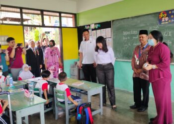 LIM Hui Ying (tiga dari kanan) ketika meninjau sesi Pengajaran dan Pembelajaran (PdP) sempena lawatan kerja beliau di SJKC Bahau, Jempol hari ini.-UTUSAN/NOR AINNA HAMZAH.