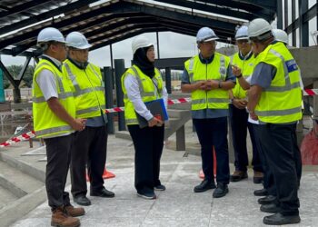 ABDUL Rahman Mohamad (empat dari kiri) diberikan penerangan ketika mengadakan lawatan ke RnR Seremban (Arah Selatan) yang kini sedang dalam proses menaik taraf.-UTUSAN/ZAKKINA WATI AHMAD TARMIZI.