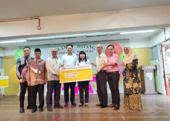 LIM Hui Ying (empat dari kanan) menyampaikan peruntukan kepada wakil sekolah sempena lawatan kerja beliau ke SJKC Bahau, Jempol hari ini.-UTUSAN/NOR AINNA HAMZAH.