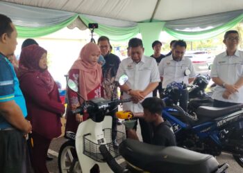 FADHLINA Sidek ketika melihat aktiviti sempena Karnival Mini Pendidikan Madani Peringkat Negeri Sembilan di Kuala Pilah hari ini.-UTUSAN/NOR AINNA HAMZAH.