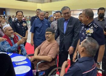 SHAMSUL Anuar Nasarah bersama Ayob Khan beramah mesra dengan penerima zakat pada Majlis Penyerahan Zakat Wakalah KDN dengan kerjasama PBLT Sdn. Bhd. dan PDRM di Seremban hari ini.-UTUSAN/NOR SHAFAWATI YUP.