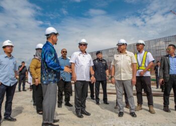 SAIFUDDIN Nasution Ismail (tengah) meninjau serta melawat kemajuan tapak projek naik taraf LRA Jenun Baru di Pendang. - UTUSAN/ SHAHIR NOORDIN