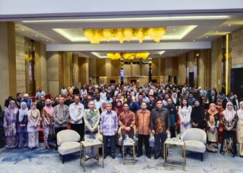 MUSTAPHA Sakmud (depan, tengah) bergambar bersama para peserta Simposium Keharmonian Perusahaan Zon Selatan 2023 di sebuah hotel di Ayer Keroh, Melaka. - UTUSAN/MUHAMMAD SHAHIZAM TAZALI