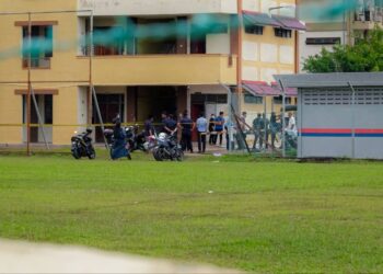 LOKASI seorang pelajar perempuan tingkatan satu ditemui maut selepas dipercayai jatuh dari tingkat dua bangunan sebuah sekolah menengah di Durian Daun, Melaka. - UTUSAN/SYAFEEQ AHMAD